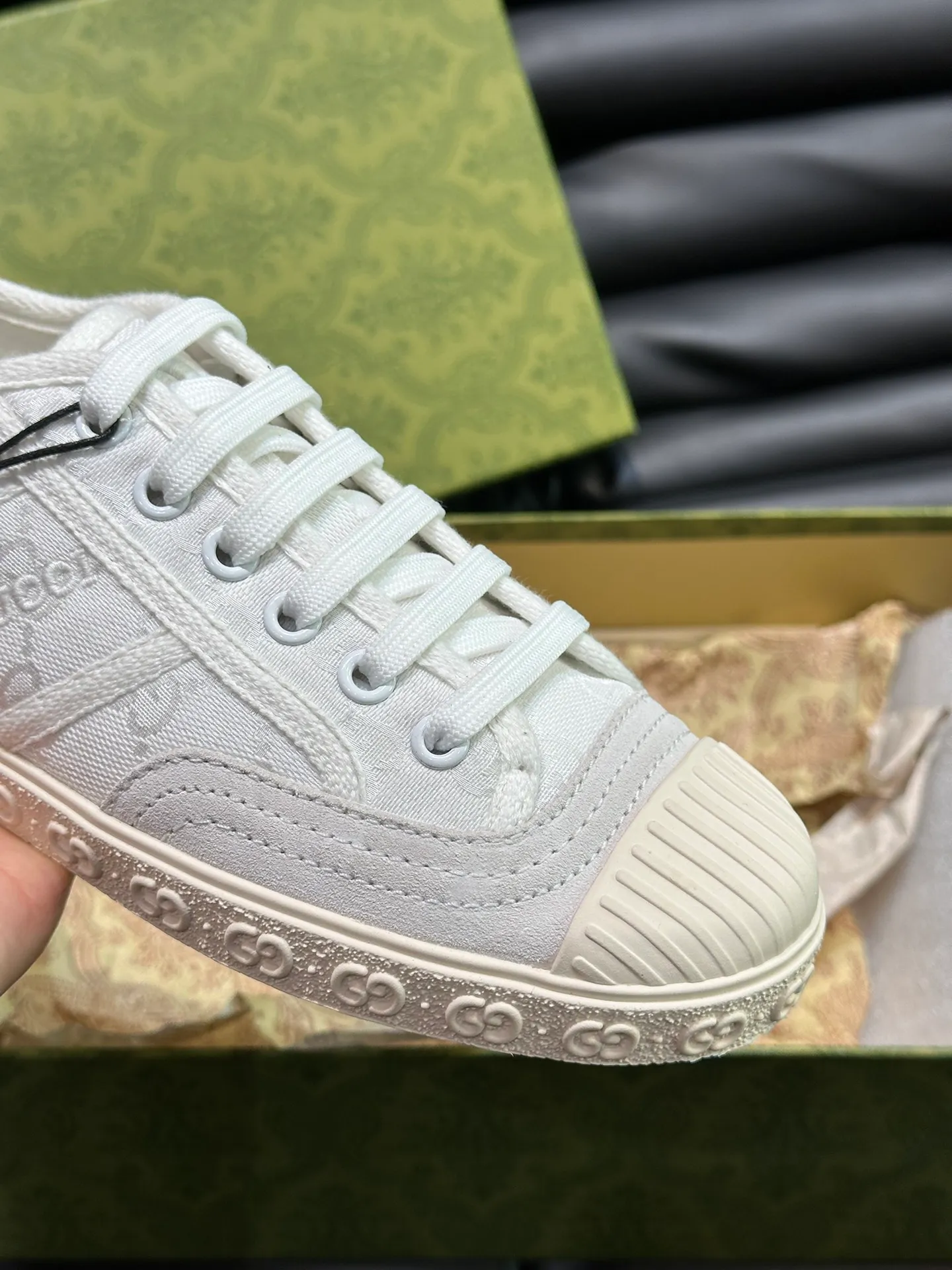 Men's shoes 💰p380 "GUCC*" Couple style 👫 lace-up canvas sneakers, crafted from light blue GG denim fabric, showing uniqueness. Classic details such as the GG printed embossed outsole, interlocking G and "Gucci" embroidery add to the glamorous style. Privately-made T men's shoes 💰pU original outsole, with exquisite details, impeccable fit, and a flat toe that has a retro feel! Customized canvas, classic double G logo, and the spring and summer color combinations are also very interesting! Size: Female 35-39. Male 38-44